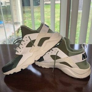 Nike Huarache size 9.5 Green & White